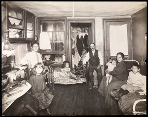 Tenement house के कमरे में परिवार, c.1910 (जिलेटिन सिल्वर प्रिंट)